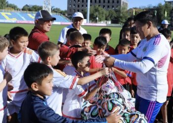 500 футбольных мячей подарили юным спортсменам Талдыкоргана