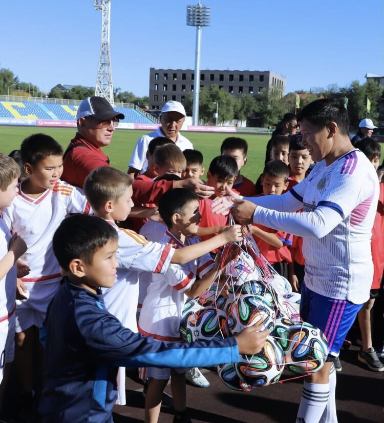 500 футбольных мячей подарили юным спортсменам Талдыкоргана