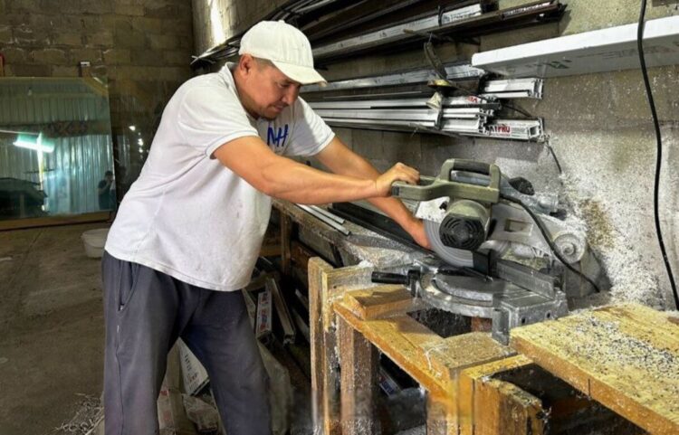 Житель Сарканского района открыл цех по производству пластиковых окон