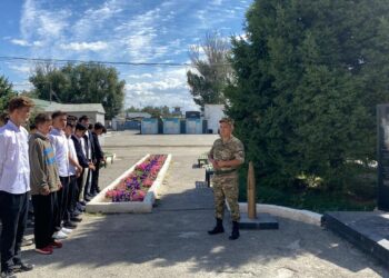 Талдыкорганские студенты погрузились в армейскую жизнь на уроке мужества