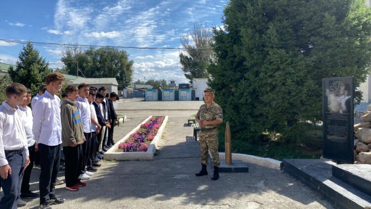 Талдыкорганские студенты погрузились в армейскую жизнь на уроке мужества