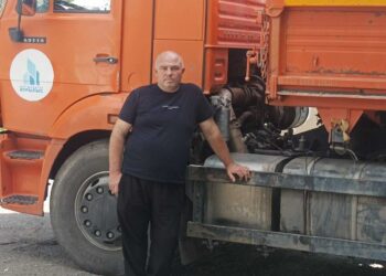 Вот работник — он водитель, он и плотник