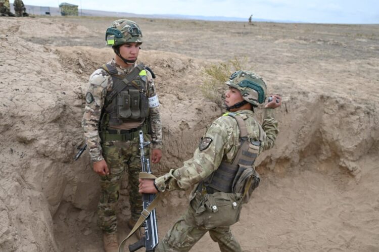 Метать ручные гранаты обучались солдаты в Кербулакском районе