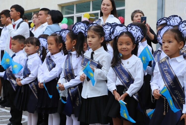 Школы Талдыкоргана приняли около 4 тысяч первоклашек