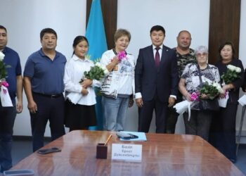 Пять семей, проживавших в аварийных домах, стали новоселами в Талдыкоргане