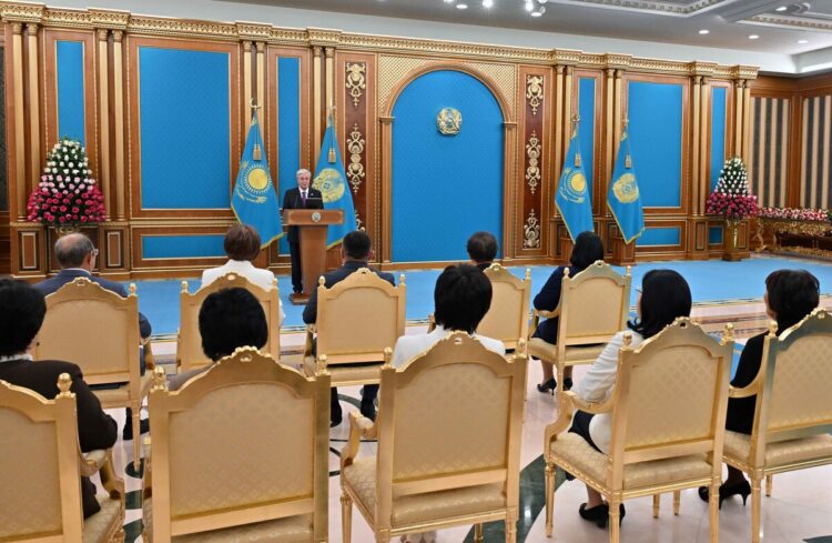 Президент Казахстана поздравил педагогов с наступающим Днем учителя