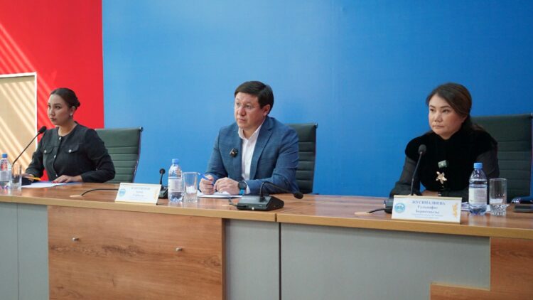 В Талдыкоргане опровергли слух о «прививках на дому»