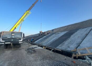 На берегу Алаколя возводят защитную дамбу