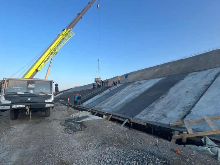 На берегу Алаколя возводят защитную дамбу