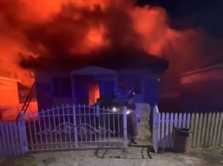 Полицейский из Талдыкоргана спас человека из горящего дома