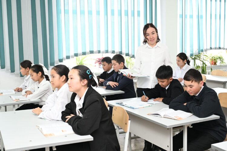 Школьные будни учителя географии из Аксуского района