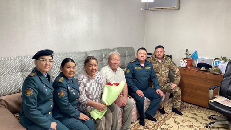 Национальная гвардия вручила подарки ветеранам и родителям военнослужащих