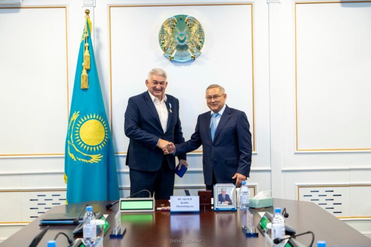 В Жетісу отметили труд специалиста дорожной отрасли госнаградой