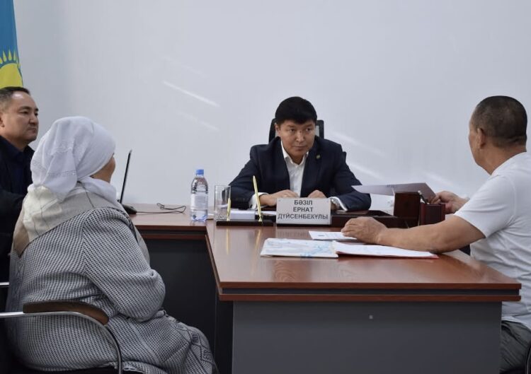 Аким Талдыкоргана провел прием граждан