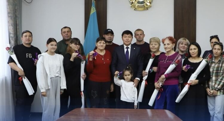 День Республики: Жители аварийных домов получили ключи от новых квартир