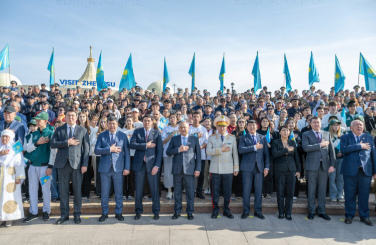 Тысячи жителей Талдыкоргана исполнили Государственный Гимн