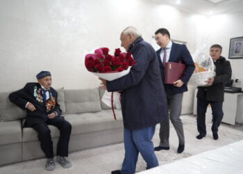 С Днем пожилых людей поздравили фронтовика  в Талдыкоргане