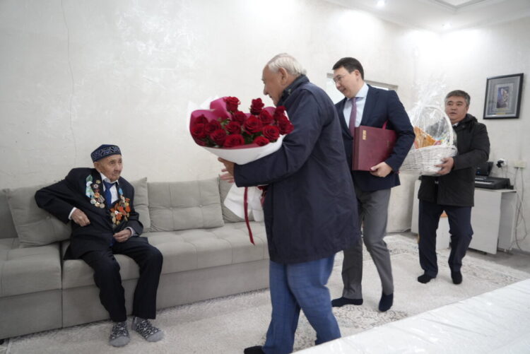 С Днем пожилых людей поздравили фронтовика  в Талдыкоргане