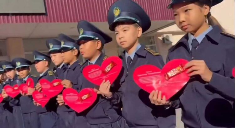 Воспитанники «Жас сақшы» поздравили наставников с Днем учителя