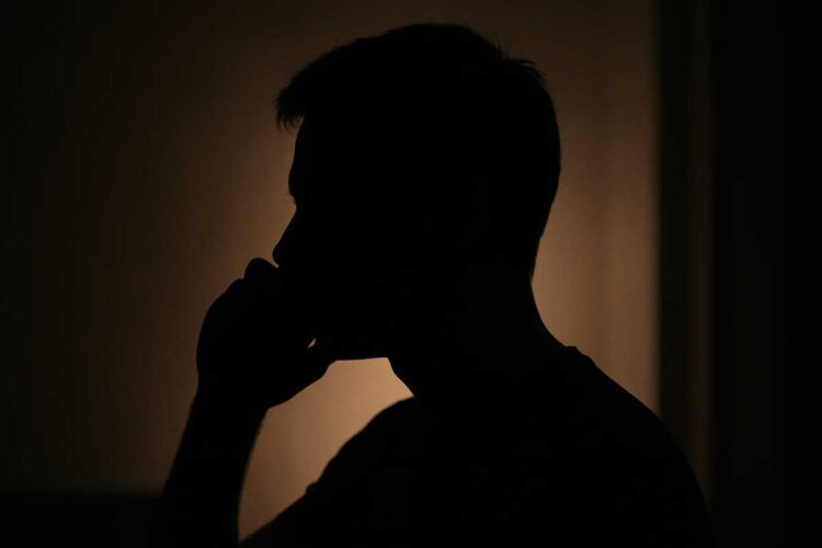 У девушки вымогали деньги, грозя распространить ее интимные фото