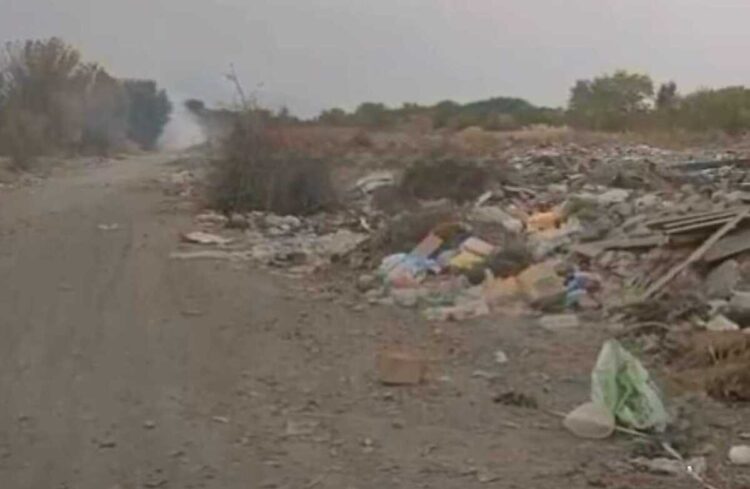 Всеизвестная стихийная свалка разрастается в Ескельдинском районе