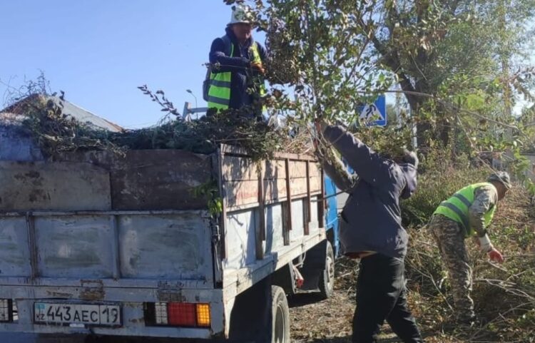 В Талдыкоргане готовятся к зиме и очищают город от мусора