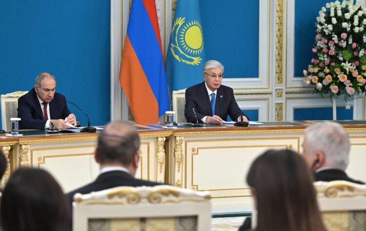 Касым-Жомарт Токаев и Никол Пашинян встретились с представителями СМИ