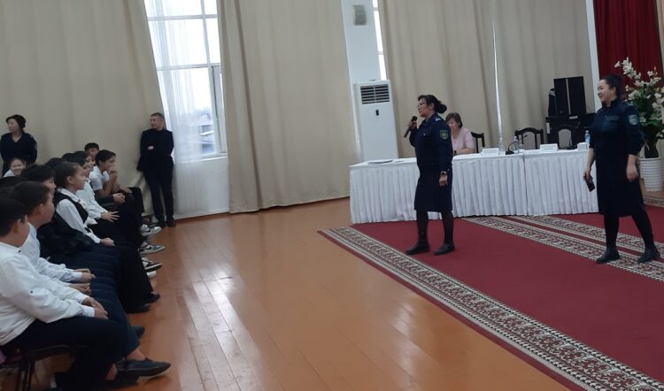 Школьникам Талдыкоргана напомнили о запрете выхода из дома после 21:00