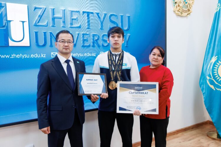 Чемпион Азии по тяжёлой атлетике получил ректорский грант в ЖУ