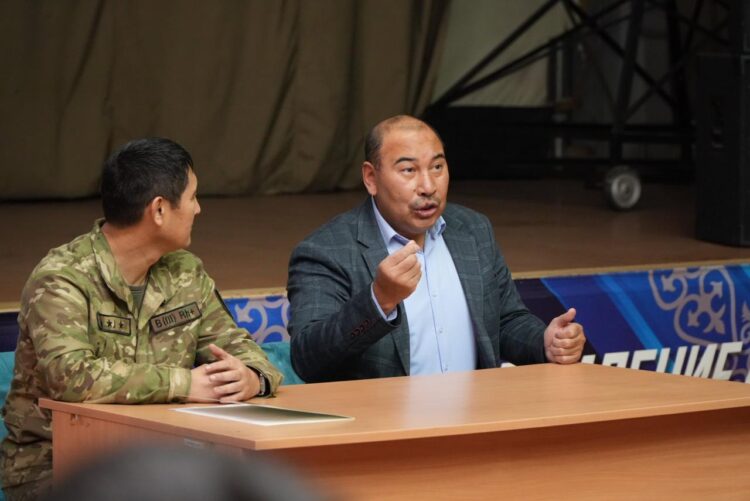 Олимпийский чемпион Ермахан Ибраимов встретился с пограничниками Жетісу