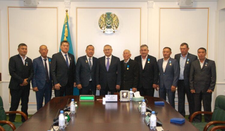 Глава области Жетiсу вручил госнаграды работникам сельского хозяйства