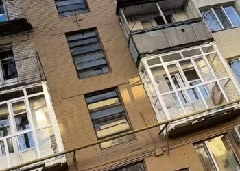 В Талдыкоргане обновляют фасады и балконы домов