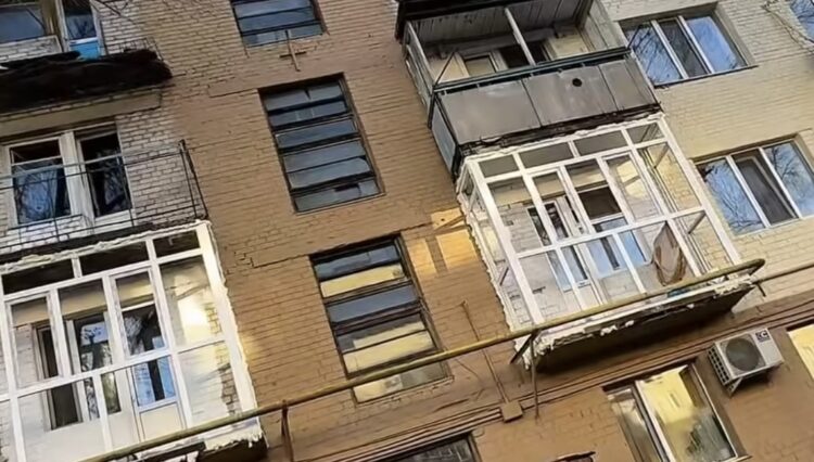 В Талдыкоргане обновляют фасады и балконы домов