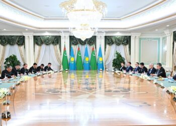 Глава государства и Президент Туркменистана провели переговоры в расширенном составе