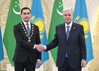 Глава государства наградил Президента Туркменистана орденом «Алтын Қыран»