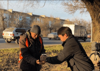 Волонтёры  Жетісу угостили работников коммунальных служб чаем