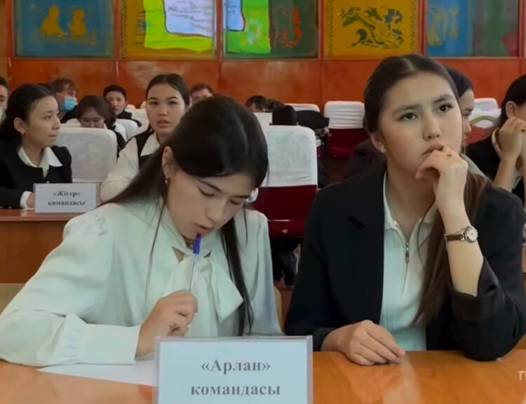 Школьники Аксуского района  изучили правовые основы в игровой форме