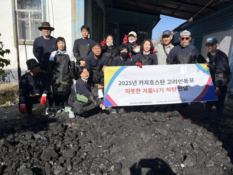 Южнокорейские волонтеры передали 60 тонн угля нуждающимся семьям из Жетісу