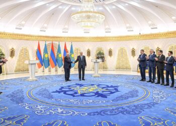 Премьер-министра Армении наградили орденом «Алтын Қыран»