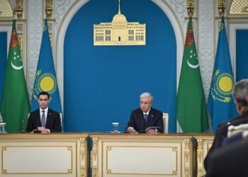 Касым-Жомарт Токаев и Сердар Бердымухамедов провели брифинг для представителей СМИ