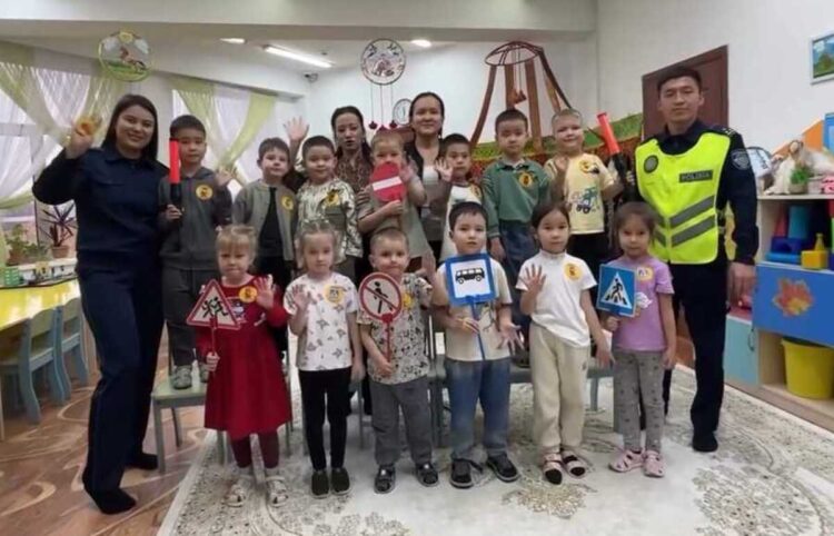 Полицейские отправились в детсад