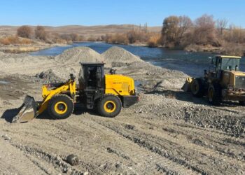 В Жетiсу очищают русла рек и строят защитные дамбы