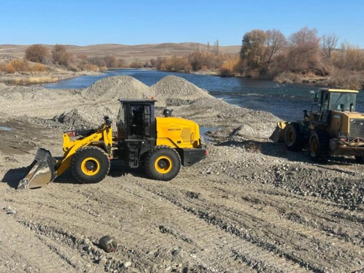 В Жетiсу очищают русла рек и строят защитные дамбы