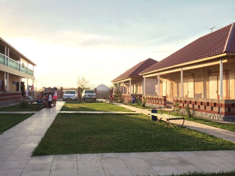 Свыше 1,8 млн туристов посетили в купальный сезон Алаколь