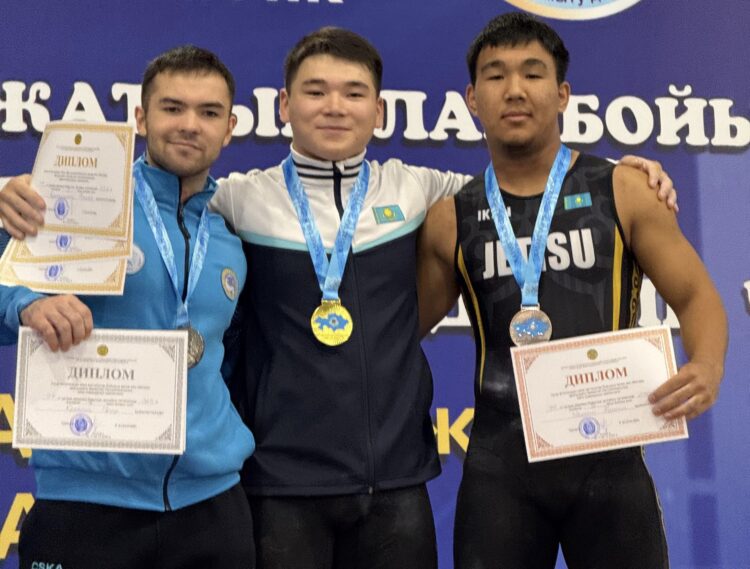 Ко Дню Независимости сборная Жетісу по тяжелой атлетике завоевала различные медали