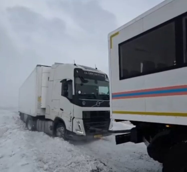 Спасатели эвакуировали водителя грузовика с трассы «Ушарал-Достык»