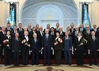 Глава государства наградил работников энергетической отрасли