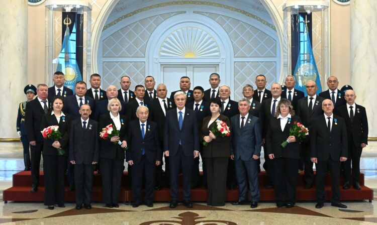 Глава государства наградил работников энергетической отрасли