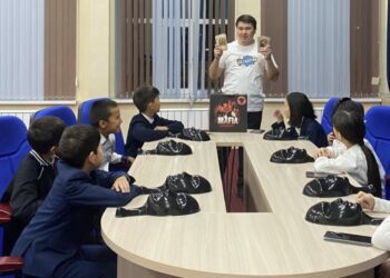 Педагог из Панфиловского района  помогает молодежи развивать лидерство и человечность