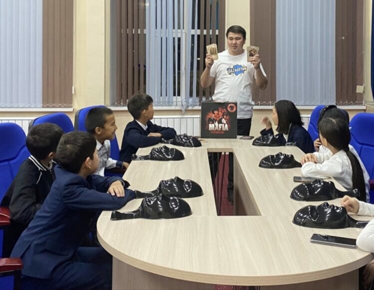 Педагог из Панфиловского района  помогает молодежи развивать лидерство и человечность